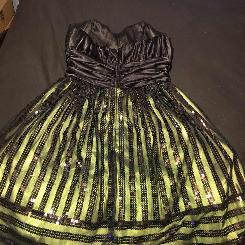 GORGEOUS SEMI FORMAL/HOMECOMING DRESS